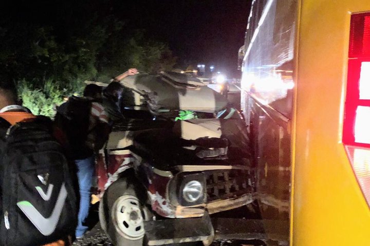 Imagem Altos: Colisão frontal entre caminhonete e ônibus, deixou uma pessoa ferida