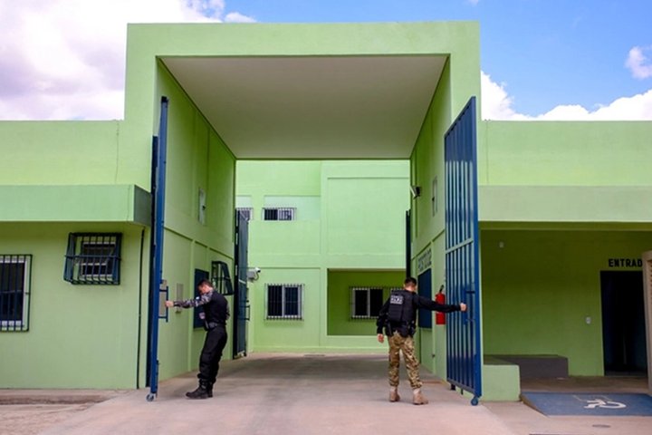 Imagem 4 detentos serram as grades e fogem de complexo penal de Altos