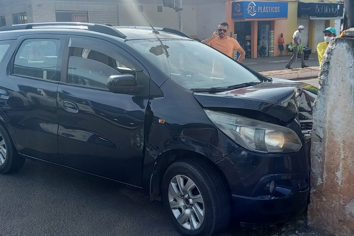 Imagem Acidente causa engarrafamento no centro de Altos