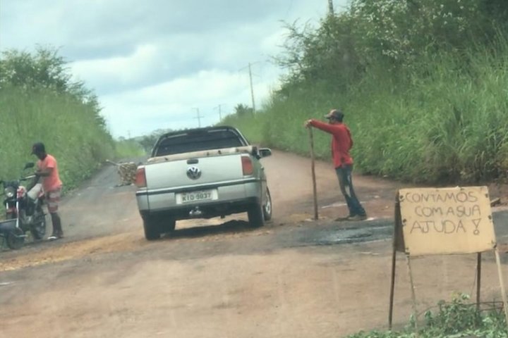 Imagem ALTOS/BENEDITINOS: Moradores tapam buraco de PI e pedem dinheiro