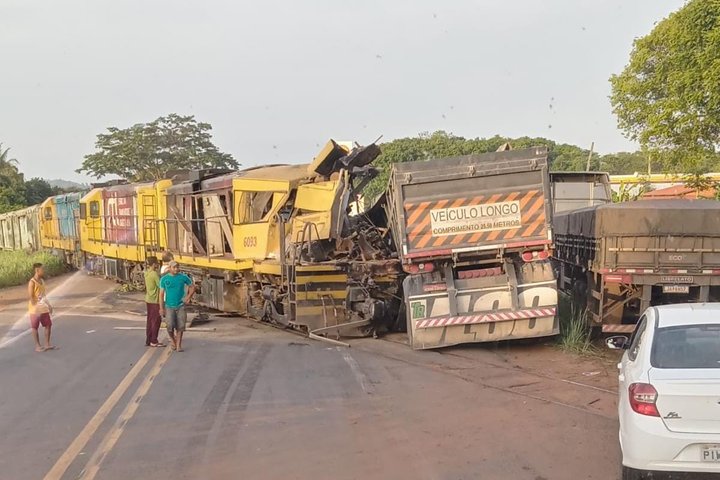 Imagem Carreta colidi com trem e maquinista morre, em Altos