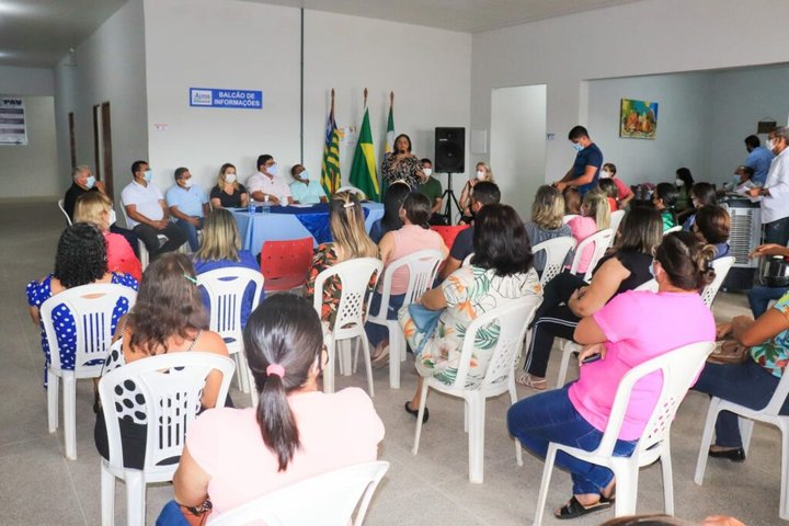 Imagem Prefeito Maxwell da Mariínha anuncia 50% no piso salarial dos professores em Altos