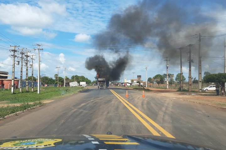 Imagem Carreta pega fogo na entrada da cidade de Altos