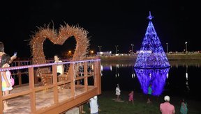 Imagem Decoração de Natal no açude da Tranqueira reuni centenas de pessoas