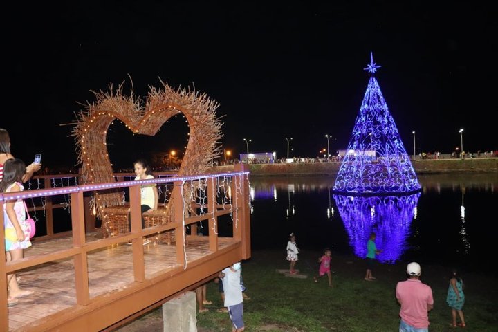 Imagem Decoração de Natal no açude da Tranqueira reuni centenas de pessoas