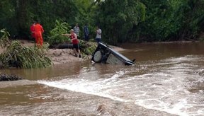 Imagem Pai, mãe e três filhos morrem após carro cair em rio, em Altos