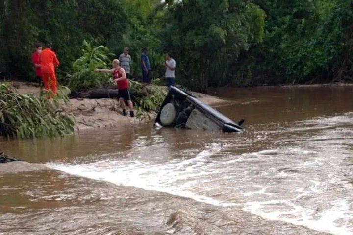 Imagem Pai, mãe e três filhos morrem após carro cair em rio, em Altos