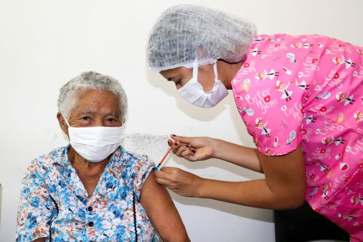 Imagem COVID: Prefeitura de Altos inicia vacinação de idosos de 90+ com a 3ª dose