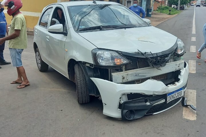Imagem Moto na contramão colide com carro e condutor foge do local, em Altos