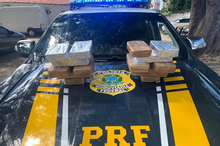 Imagem PRF apreende droga avaliada em quase 2 milhões, em Altos
