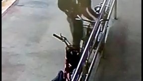 Imagem Homem rouba bicicleta em frente a loja de Eletro, em Altos
