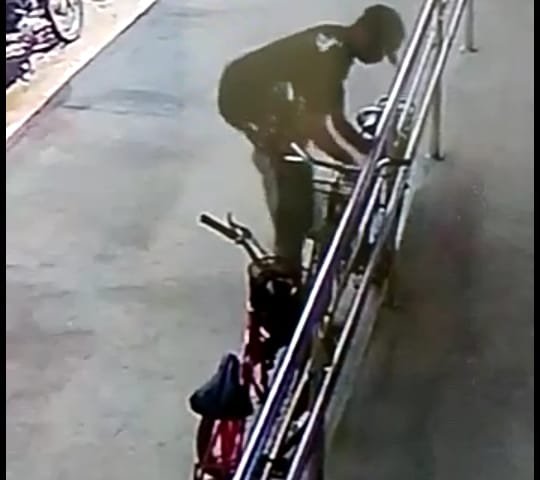 Imagem Homem rouba bicicleta em frente a loja de Eletro, em Altos