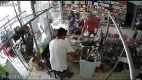 Imagem Homem faz faz assalto em comércio e ameaça matar todos, em Altos