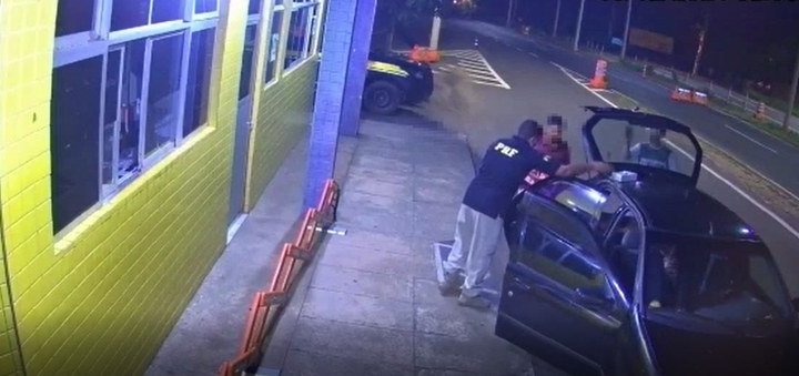 Imagem PRFs fazem parto dentro de veículo, entre Altos e Teresina