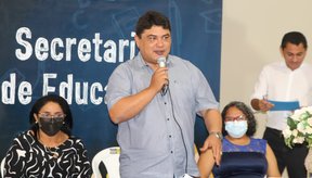 Imagem Maxwell é o 1º prefeito da história de Altos a pagar abono salarial a professores