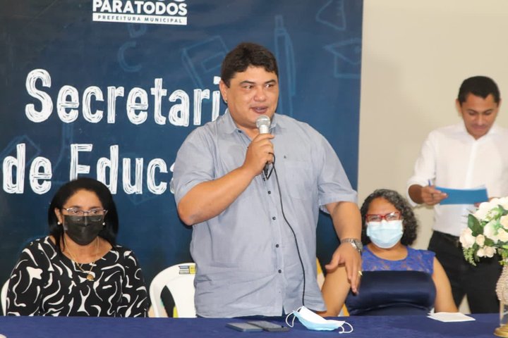 Imagem Maxwell é o 1º prefeito da história de Altos a pagar abono salarial a professores